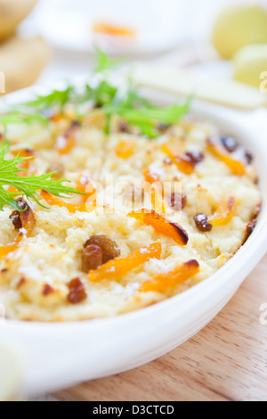 Frutta e formaggio in casseruola, primo piano Foto Stock