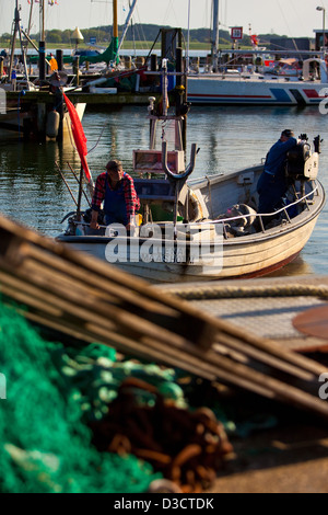 Maasholm, Germania, una barca da pesca esce dalla porta Foto Stock