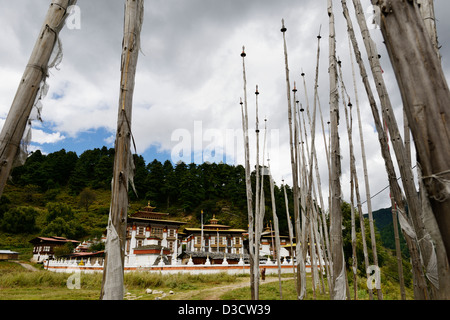 Kurjey Lhakhang tempio,,Chokhor valley,Bumthang,vecchia signora cestello porta sul retro,molte bandiere di preghiera in primo piano,36MPX,Hi-res Foto Stock