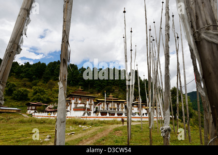 Kurjey Lhakhang tempio,,Chokhor valley,Bumthang,vecchia signora cestello porta sul retro,molte bandiere di preghiera in primo piano,36MPX,Hi-res Foto Stock