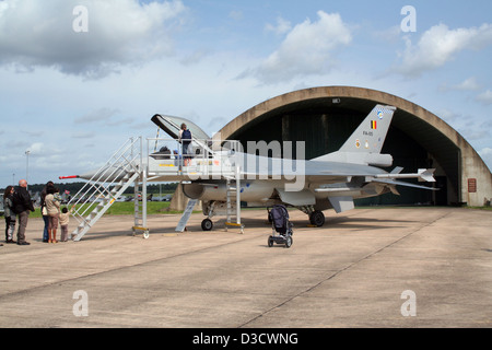 Visitatori presso un'Airshow di prendere uno sguardo in un f-16 cockpit. Foto Stock