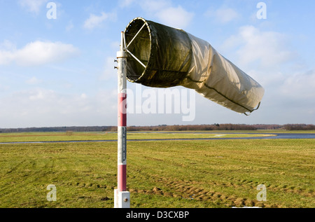 Un Dirty old manica a vento su un campo di aviazione chiuso ma sempre funzionante Foto Stock