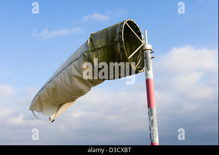 Un Dirty old manica a vento su un campo di aviazione chiuso ma sempre funzionante Foto Stock