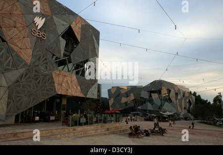 Melbourne, Australia, Alfred Deakin edificio con la SBS studios a Federation Square Foto Stock