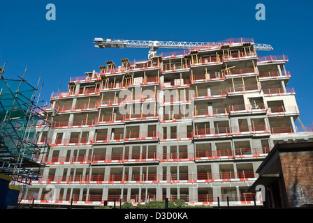 Blocco di appartamenti in costruzione a Kingston upon Thames Surrey, Inghilterra Foto Stock