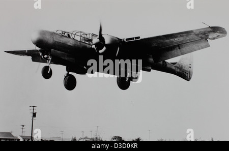 Questa fotografia della collezione Charles M. Daniels raffigura il Northrop P-61 Black Widow, un aereo da caccia notturno utilizzato durante la seconda guerra mondiale. Il P-61 era dotato di radar e specializzato per il combattimento notturno, rendendolo una parte cruciale delle operazioni militari statunitensi durante la guerra. Foto Stock