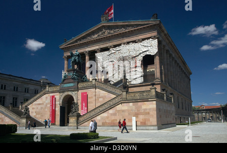 Berlino, Germania, vecchia galleria nazionale con un opera del pittore El Anatsui Foto Stock