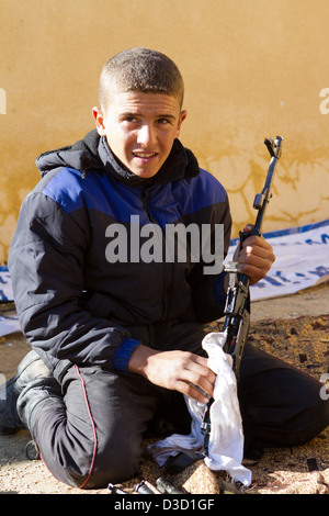 Libero esercito siriano giovani soldati di partecipare a un campo di addestramento in Siria. La loro età compresa da 14 a 18 ed essi trascorrere diverse settimane wor Foto Stock