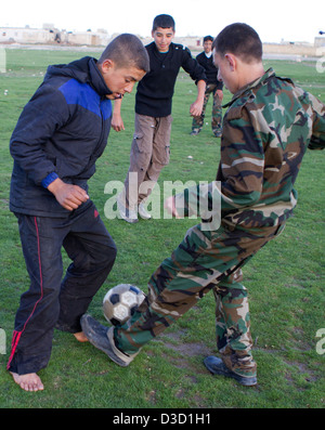 Libero esercito siriano giovani soldati di partecipare a un campo di addestramento in Siria. La loro età compresa da 14 a 18 ed essi trascorrere diverse settimane wor Foto Stock