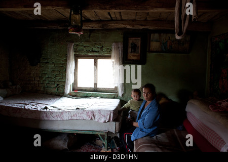 Biertan, Romania, Roma madre con il suo bambino in casa Foto Stock