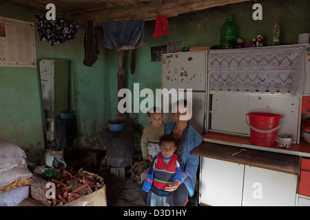 Biertan, Romania, Roma madre con i suoi figli nella loro casa Foto Stock