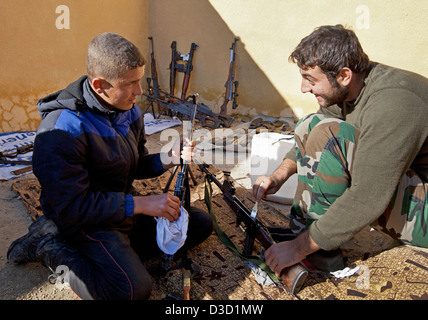 Libero esercito siriano giovani soldati di partecipare a un campo di addestramento in Siria. La loro età compresa da 14 a 18 ed essi trascorrere diverse settimane wor Foto Stock