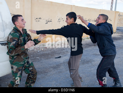 Libero esercito siriano giovani soldati di partecipare a un campo di addestramento in Siria. La loro età compresa da 14 a 18 ed essi trascorrere diverse settimane wor Foto Stock