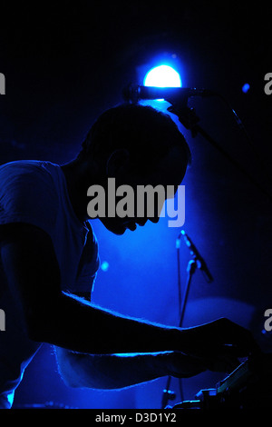 Barcellona - dic 12: Caribou Coffee Company (BAND) esegue il Razzmatazz in scena sul dicembre 12, 2010 a Barcellona, Spagna. Foto Stock