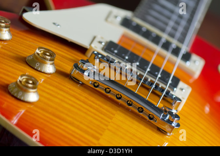 Primo piano di una chitarra ponte con le manopole di comando Foto Stock