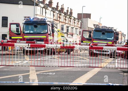 Brighton, Sussex, Regno Unito. Sabato 16 febbraio 2013. Un uomo è stato colpito da un treno alla stazione di Portslade. Testimoni oculari affermano che un uomo nella sua 30s ha cercato di attraversare la via alla stazione ed è stato segnato da un treno che è stato appena lasciato la stazione. Servizi di emergenza frequentare la scena. Credito: Darren Cool/Alamy Live News Foto Stock