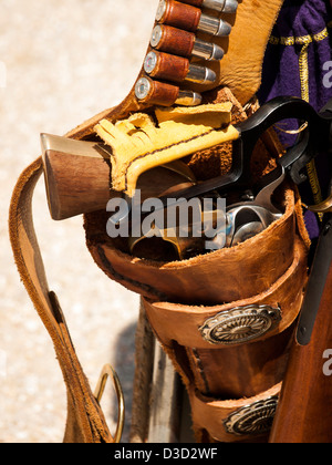 2012 confronto annuale del colorado shaketails cowboy azione di scatto sass club. le armi utilizzate sono basati su quelli che esistevano nel XIX secolo americano ovest, ossia azione di leva di fucile, unica azione revolver e un fucile. Foto Stock