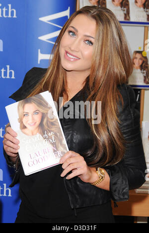 Essex, Regno Unito. Il 16 febbraio 2013. TOWIE & danza su ghiaccio star Lauren Goodger segni copie del suo nuovo libro "ecrets di Essex girl' a WH Smith, il Liberty Shopping Centre, Romford, Essex, Regno Unito. Credito: Ben rettore/Alamy Live News Foto Stock