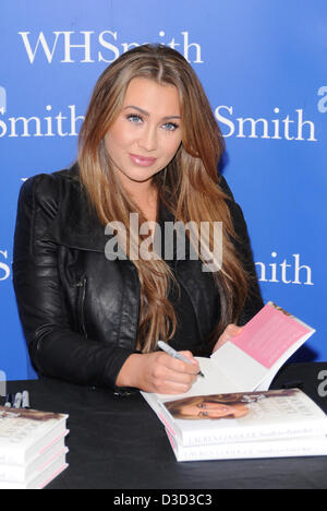 Essex, Regno Unito. Il 16 febbraio 2013. TOWIE & danza su ghiaccio star Lauren Goodger segni copie del suo nuovo libro "ecrets di Essex girl' a WH Smith, il Liberty Shopping Centre, Romford, Essex, Regno Unito. Credito: Ben rettore/Alamy Live News Foto Stock