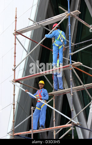 Dubai, Emirati arabi uniti, lavoratori edili in piedi sul ponteggio Foto Stock