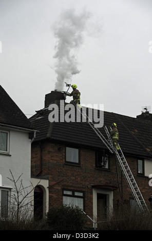 I vigili del fuoco di fronte a un fuoco del camino sul tetto di una casa in Hollingbury Brighton Regno Unito Foto Stock