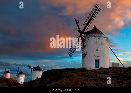 Vecchi Mulini a vento di Consuegra a Toledo, Spagna Foto Stock