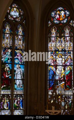 Un vetro colorato finestra con figure bibliche è raffigurato nella chiesa Schlosskirche in Schwerin, Germania, 29 gennaio 2013. Il 450-anno-vecchio riformatorio chiesa è dedicata nuovamente sulla Whitsunday. Meclemburgo-pomerania speso 4,5 milioni di euro per il restauro. Foto: Jens Büttner Foto Stock