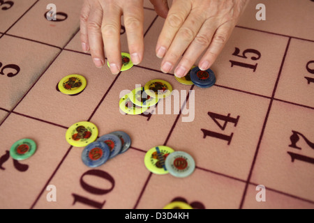 Berlino, Germania, i trucioli vengono posti su un tavolo di roulette Foto Stock