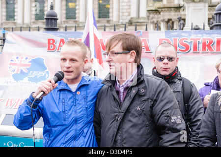 Il 16 febbraio 2013, Belfast, Irlanda del Nord, Regno Unito. Jamie Bryson e Willie Frazer negare vi è diviso tra loro e dimostrare la loro solidarietà. Credito: Stephen Barnes/Alamy Live News Foto Stock