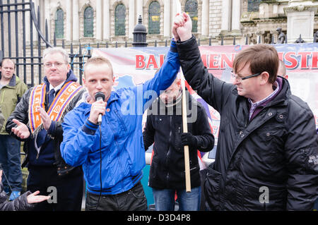 Il 16 febbraio 2013, Belfast, Irlanda del Nord, Regno Unito. Jamie Bryson e Willie Frazer negare vi è diviso tra loro e dimostrare la loro solidarietà. Credito: Stephen Barnes/Alamy Live News Foto Stock