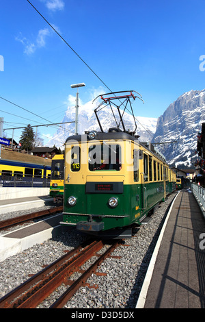 I treni svizzeri nella stazione presso la stazione sciistica di Grindelwald, alpi svizzere, Jungfrau - Aletsch; Oberland Bernese; Svizzera; Eur Foto Stock