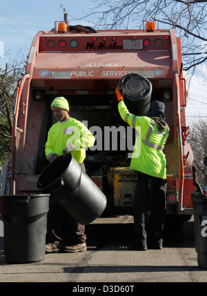 La procedura di garbage collection nel cestino Ohio uomini raccoglitori di immondizia Foto Stock