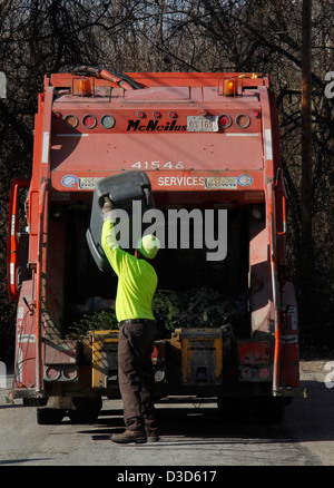 La procedura di garbage collection nel cestino Ohio uomini raccoglitori di immondizia Foto Stock