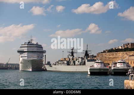 La Valletta, Malta, la nave da crociera Costa Pacifica in porto Foto Stock