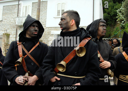 Il vecchio e tradizionale "Thurpos", un tipico black dress e nero-maschera facciale del carnevale di Orotelli, la Barbagia, Sardegna, Italia Foto Stock