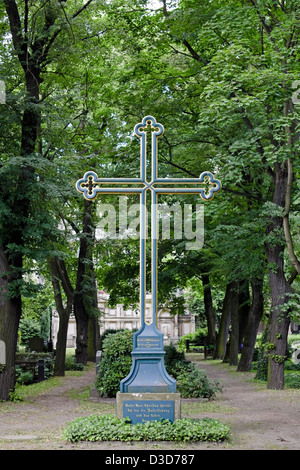 Berlino, Germania, neo-gotica croce di pietra sul Elisabeth-himmelfahrt cimitero Foto Stock