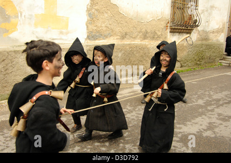 Il vecchio e tradizionale "Thurpos", un tipico black dress e nero-maschera facciale del carnevale di Orotelli, la Barbagia, Sardegna, Italia Foto Stock