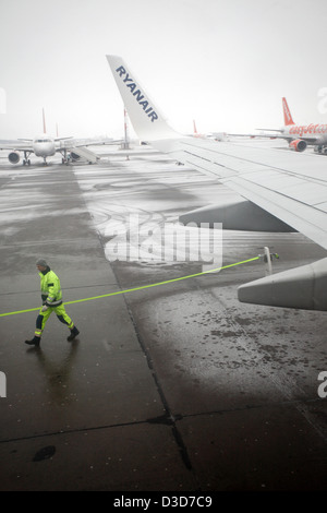 Schoenefeld, Germania, per il personale di terra Berlino-schoenefeld costeggia un aereo Ryanair Foto Stock