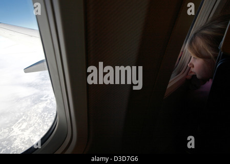 La Svezia, una ragazza guarda fuori dalla finestra di un aereo Foto Stock