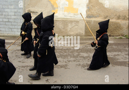 Il vecchio e tradizionale "Thurpos", un tipico black dress e nero-maschera facciale del carnevale di Orotelli, la Barbagia, Sardegna, Italia Foto Stock