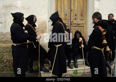 Il vecchio e tradizionale "Thurpos", un tipico black dress e nero-maschera facciale del carnevale di Orotelli, la Barbagia, Sardegna, Italia Foto Stock
