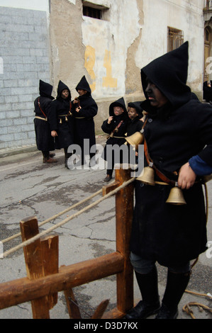 Il vecchio e tradizionale "Thurpos", un tipico black dress e nero-maschera facciale del carnevale di Orotelli, la Barbagia, Sardegna, Italia Foto Stock