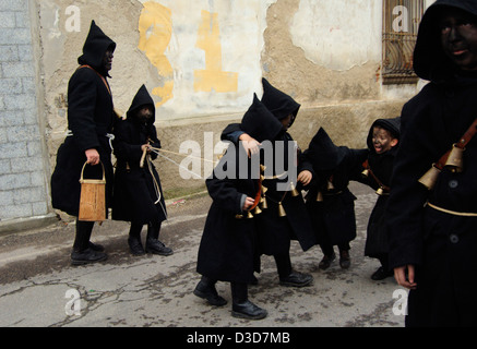 Il vecchio e tradizionale "Thurpos", un tipico black dress e nero-maschera facciale del carnevale di Orotelli, la Barbagia, Sardegna, Italia Foto Stock