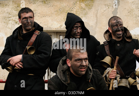 Il vecchio e tradizionale "Thurpos", un tipico black dress e nero-maschera facciale del carnevale di Orotelli, la Barbagia, Sardegna, Italia Foto Stock
