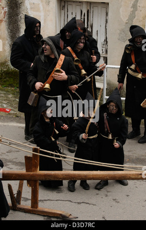 Il vecchio e tradizionale "Thurpos", un tipico black dress e nero-maschera facciale del carnevale di Orotelli, la Barbagia, Sardegna, Italia Foto Stock