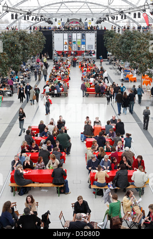 Leipzig, Germania, i visitatori della Fiera del Libro di Lipsia nella hall principale Foto Stock