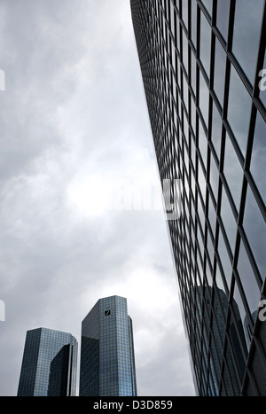 Frankfurt am Main, Germania, la facciata di ABC Banca Internazionale, dietro le torri della Deutsche Bank Foto Stock