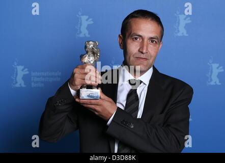 Attore bosniaco Nazif Mujic, vincitore di Orso d argento per il miglior attore per il film "Epizoda u zivotu beraca zeljeza' (un episodio nella vita di un selettore di ferro), pone alla chiamata di foto della cerimonia di premiazione del 63° Festival Internazionale del Cinema di Berlino, Berlinale, a Berlino, in Germania, sabato, 16 febbraio 2013. Foto: Ronny Hartmann dpa +++(c) dpa - Bildfunk+++ Foto Stock