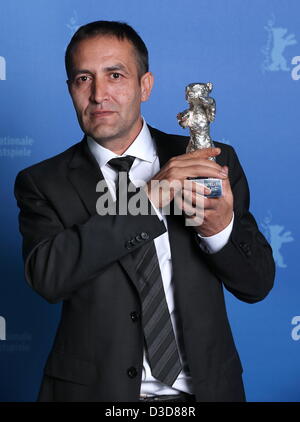 Attore bosniaco Nazif Mujic, vincitore di Orso d argento per il miglior attore per il film "Epizoda u zivotu beraca zeljeza' (un episodio nella vita di un selettore di ferro), pone alla chiamata di foto della cerimonia di premiazione del 63° Festival Internazionale del Cinema di Berlino, Berlinale, a Berlino, in Germania, sabato, 16 febbraio 2013. Foto: Ronny Hartmann dpa +++(c) dpa - Bildfunk+++ Foto Stock