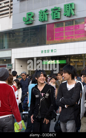 Moda giovani visto di fronte al sempre popolare luogo di ritrovo ad est di Shinjuku stazione ferroviaria a Tokyo in Giappone. Foto Stock